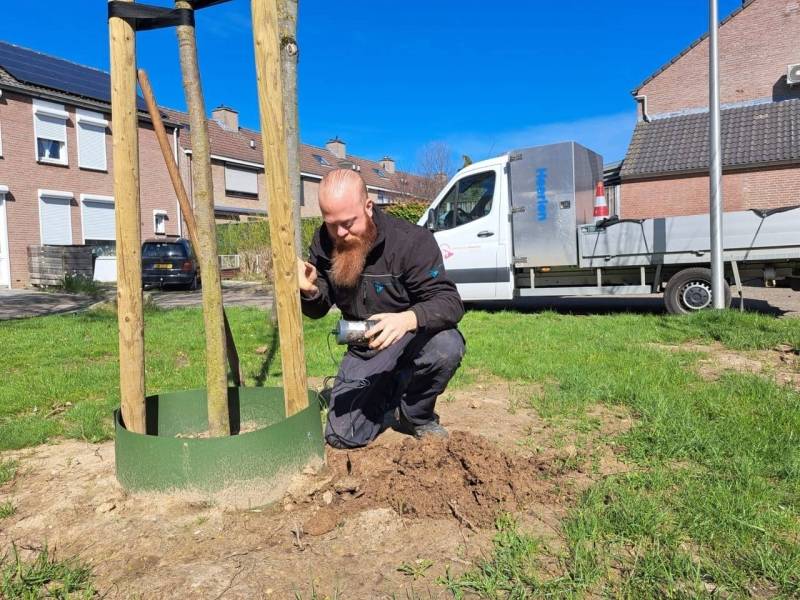 Vincent van stadsbeheer bezig met een plaatsing