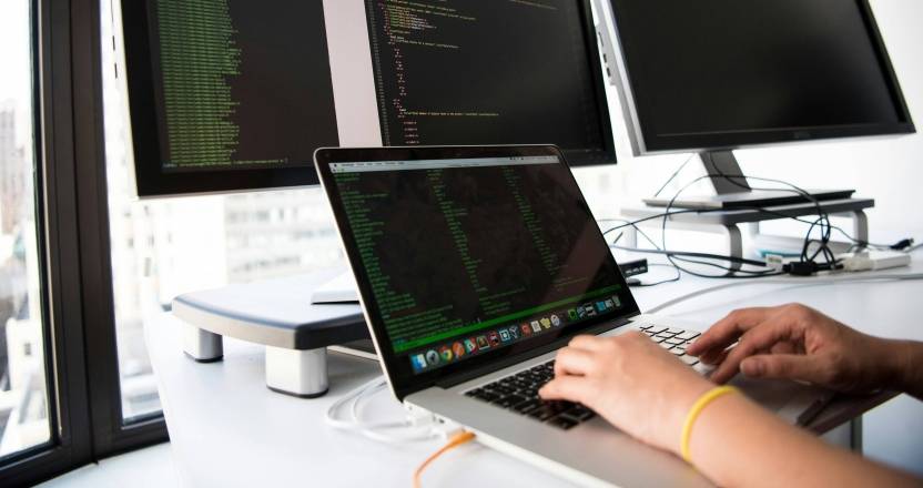 Van app tot portaal of dashboard, verbeter je service en workflows met software op maat.